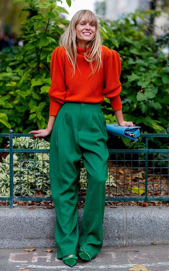 Посмотрите с изумрудными брюками и оранжевым свитером